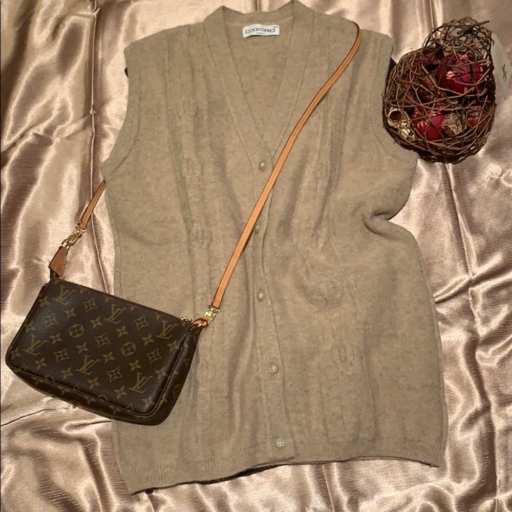 Angora wool sleeveless cardigan